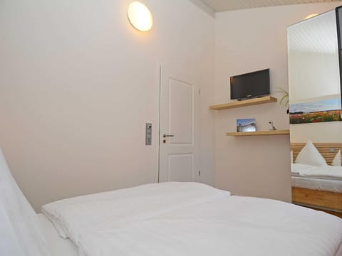 Bed, TV and multimedia, Photo of the whole room, Bedroom, wardrobe