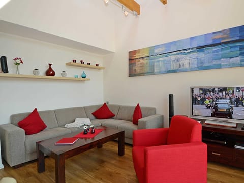 Communal lounge/ TV room, TV and multimedia, Living room, Seating area, Dining area, Evening entertainment