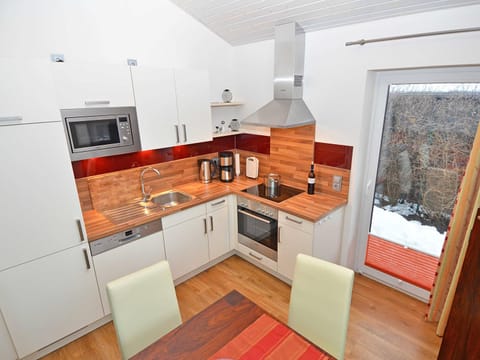 Kitchen or kitchenette, Dining area, dishwasher, minibar, stove