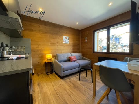 Kitchen or kitchenette, Living room, Seating area, Dining area