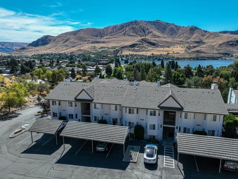 Property building, Neighbourhood, Natural landscape, Lake view, Mountain view, Location, Parking