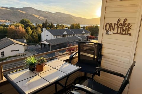 Patio, Natural landscape, Balcony/Terrace, Dining area, Lake view, Mountain view