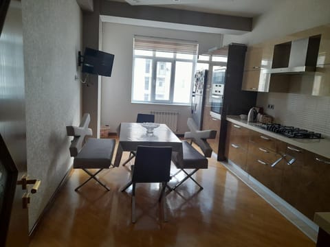 TV and multimedia, Kitchen or kitchenette, Dining area, stove