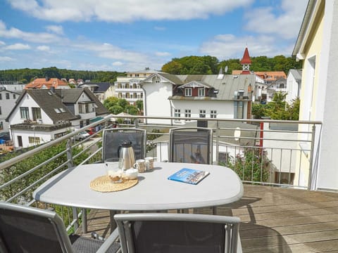 Property building, Natural landscape, View (from property/room), Balcony/Terrace, Seating area, Dining area