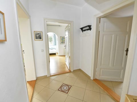 Kitchen or kitchenette, dishwasher, stove