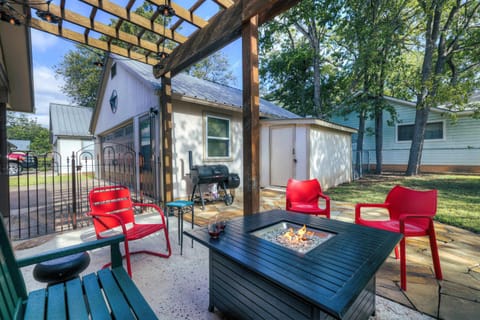 Peach Street Retreat - Fire Pit and Close to Main St House in Fredericksburg