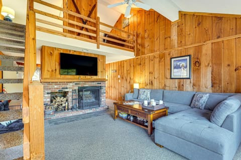 4 Mi to Mt Snow Resort Charming Condo with Balcony Appartement in West Dover