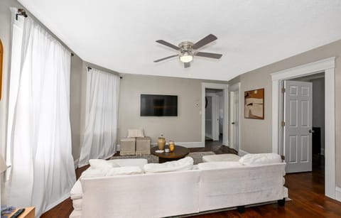 Spacious 3-Bed In Vibrant Tremont Apartment in Cleveland Heights