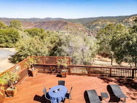 View (from property/room), Balcony/Terrace, Mountain view