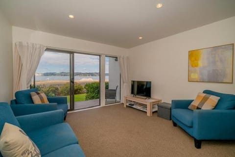 Hosts on the Coast Happy Days - Aqua Soleil Apartment in Whitianga