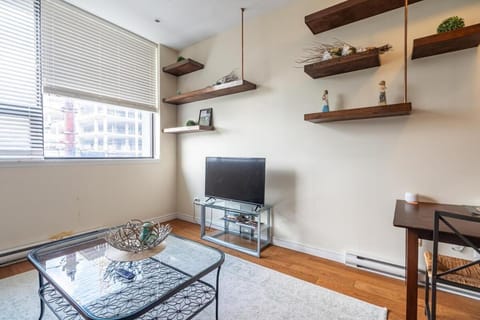 Bright & Charming Loft with AC, Unit 3 Apartment in Dartmouth