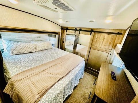 Puffy Panda RV-Hot Tub-Sleeps 2 Apartment in Ahwahnee