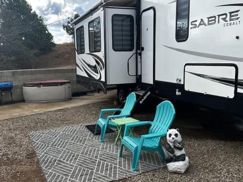 Puffy Panda RV-Hot Tub-Sleeps 2 Apartment in Ahwahnee