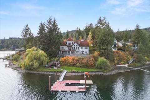 CDA Lake Escape House in Kootenai County