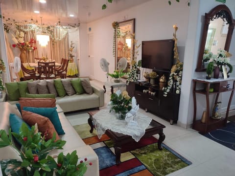 Communal lounge/ TV room, TV and multimedia, Living room, Seating area, Evening entertainment