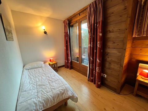 Appartement triplex avec piscine, parking, animaux acceptés - FR-1-624-169 Chalet in Samoëns