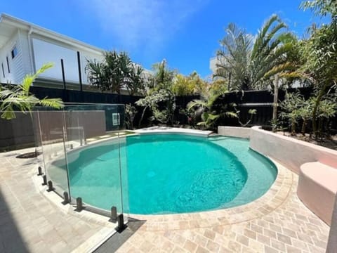 Property building, Day, Garden, Pool view, Swimming pool