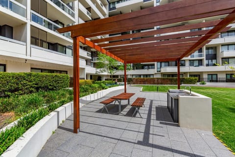 Luxe 2-Bed: Modern Interiors Balcony & BBQ Area Apartamento in Lidcombe