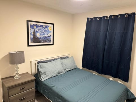 One bedroom with shared bathroom at Jellys Cozy Home Chambre d’hôte in Lakewood