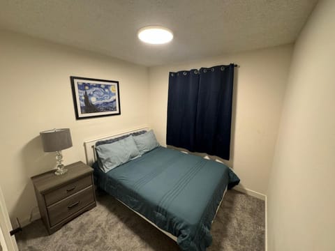 One bedroom with shared bathroom at Jellys Cozy Home Chambre d’hôte in Lakewood