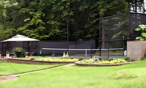 Tennis court, Garden view