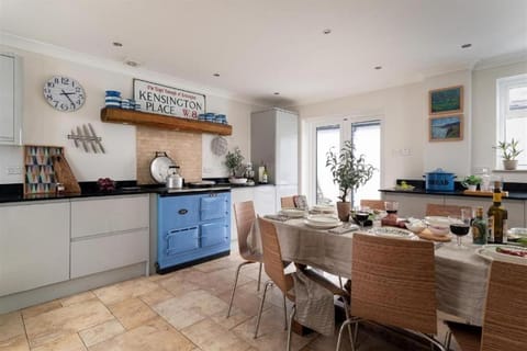 Coffee/tea facilities, Kitchen or kitchenette, pet friendly, stove