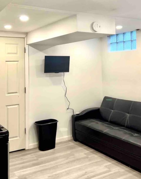 Modern Apartment in Suburban Baltimore! With Massage Table Apartment in Baltimore