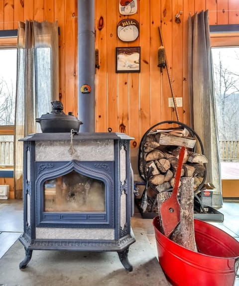 4 Bedroom Log Cabin with Stream and Great Location Haus in Hunter