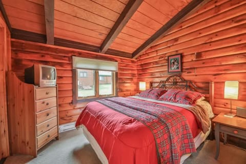 4 Bedroom Log Cabin with Stream and Great Location Haus in Hunter