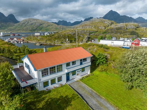 Sundet Lofoten - fjell- og havutsikt House in Lofoten