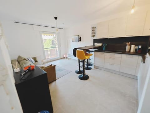 Kitchen or kitchenette, Dining area, stove