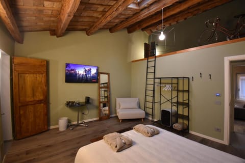 Bed, TV and multimedia, Photo of the whole room, Bedroom