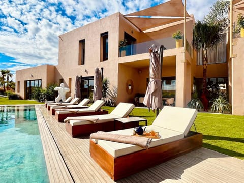 Property building, Patio, Spring, Day, Natural landscape, Garden, Living room, Seating area, Garden view, Pool view, Swimming pool, sunbed