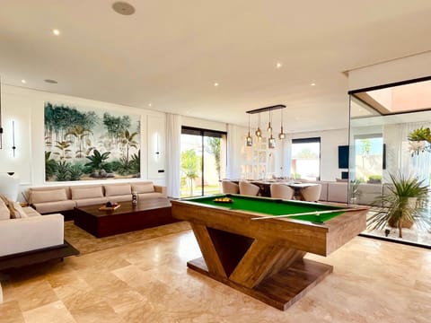 Billiard, Living room, Seating area