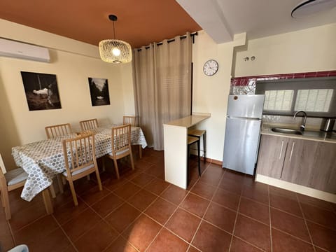 Kitchen or kitchenette, Living room, Seating area, Dining area, pet friendly, stove