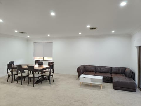 Spacious Queen Room in Large Merrylands Home with Sofa Bed - M2 Vacation rental in Merrylands