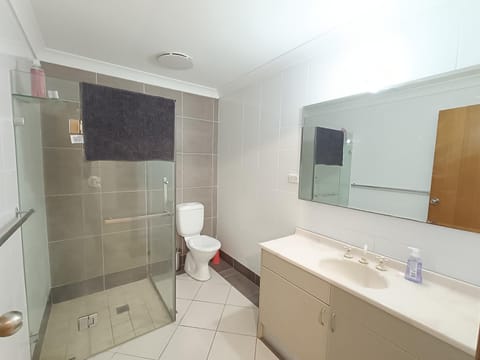 Cozy Queen Room in Spacious House with Great Location - M4 Vacation rental in Merrylands