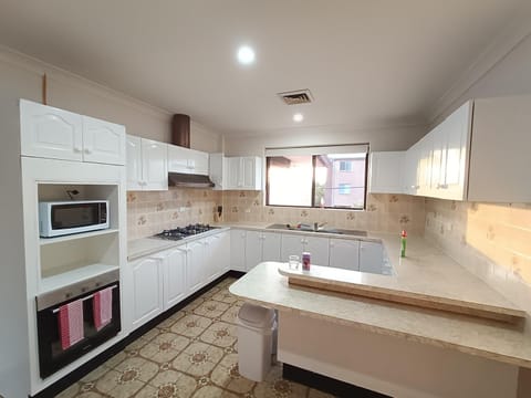 Spacious Queen Room with Private Balcony - M5 Vacation rental in Merrylands