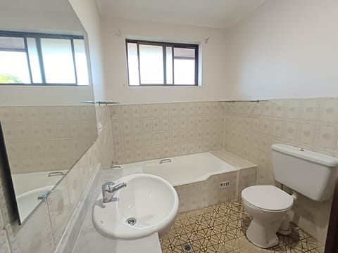 Spacious Queen Room with Private Balcony - M5 Vacation rental in Merrylands