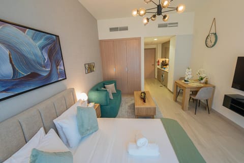 Bed, TV and multimedia, Photo of the whole room, Seating area, Dining area, Bedroom, air conditioner