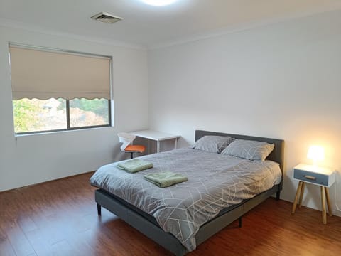 Cozy Queen Room in Spacious Merrylands Home - M7 Vacation rental in Merrylands