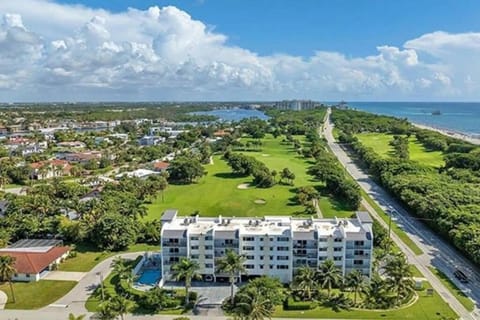 Modern spacious condo steps from the beach Apartment in Boca Raton