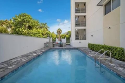 Modern spacious condo steps from the beach Apartment in Boca Raton