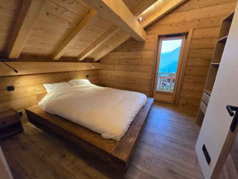 Bed, Bedroom, Mountain view