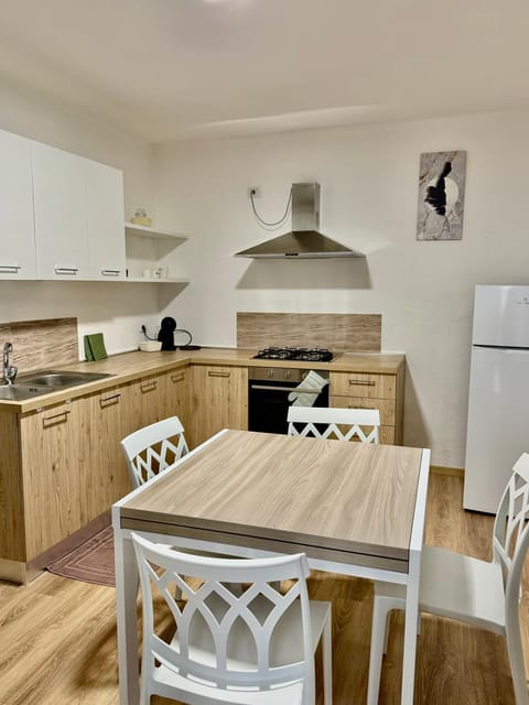 Kitchen or kitchenette, Dining area, oven, stove