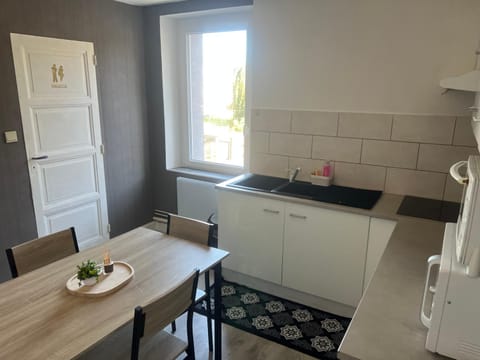 Kitchen or kitchenette, Dining area, oven, stove