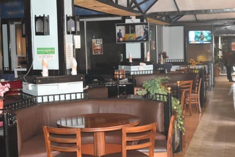 Restaurant/places to eat, Lounge or bar, Seating area, Drinks