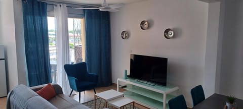 Communal lounge/ TV room, TV and multimedia, Living room, Seating area, Evening entertainment