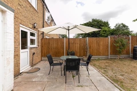 Garden Escape Spacious 2 Bed with Parking Appartement in Stevenage