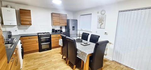 Rest&Recharge at a Quiet House Close to City Centre - Free Parking House in Manchester